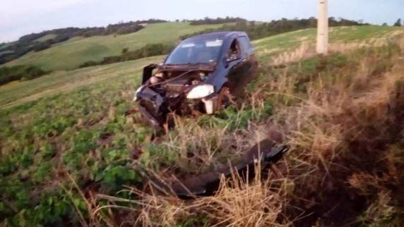 Internauta registra fotos de carro acidentado e abandonado na RSC-472 em Tenente Portela - foto 3