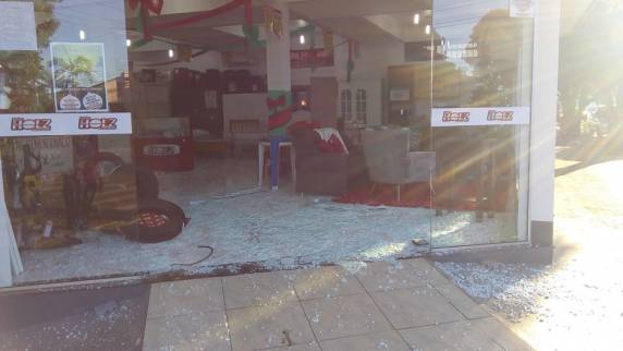 Ladrão furta em loja depois de quebrar a porta usando um automóvel, no Centro de Independência - foto 4