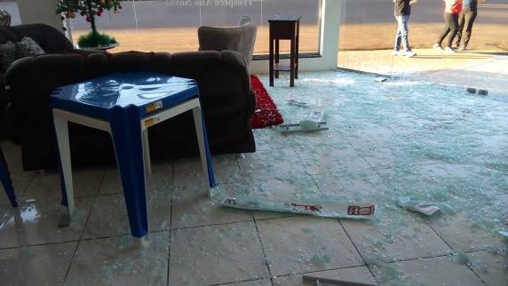 Ladrão furta em loja depois de quebrar a porta usando um automóvel, no Centro de Independência - foto 2