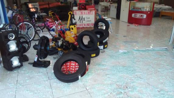 Ladrão furta em loja depois de quebrar a porta usando um automóvel, no Centro de Independência - foto 3