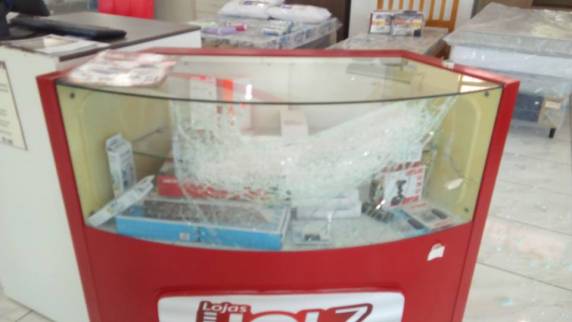Ladrão furta em loja depois de quebrar a porta usando um automóvel, no Centro de Independência - foto 5