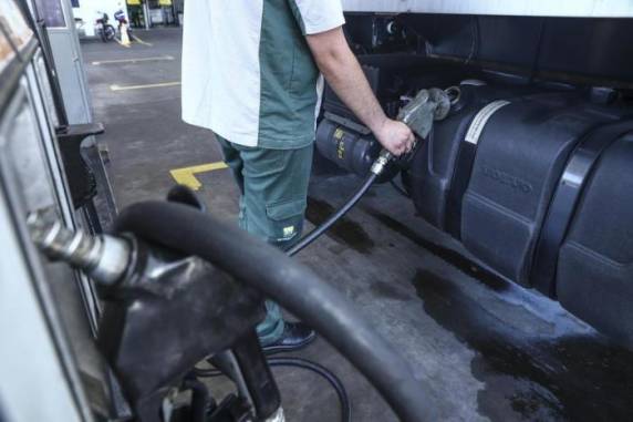 Petrobras adota mecanismo para manter valor do combustível inalterado nas refinarias, por até sete dias, em períodos de forte oscilação do dólar ou da cotação do petróleo
