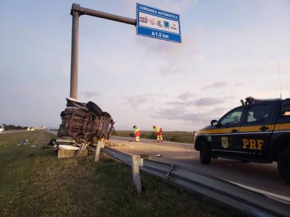 Caminhonete atingiu poste às margens da rodovia