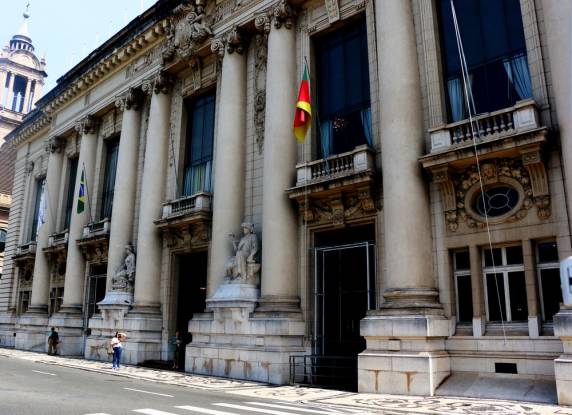 Previsão da Secretaria da Fazenda é de pagamento no dia 2. Na última sexta-feira (28), governo depositou para quem ganha até R$ 2 mil líquidos. Não 

foi divulgada data de estimativa para a quitação da folha