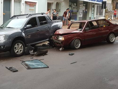 Jovem que estava na carona do carro ficou preso as ferragens