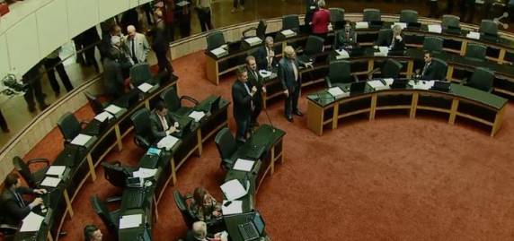 Governador Eduardo Pinho Moreira assinou na sexta-feira medida proposta pela Alesc