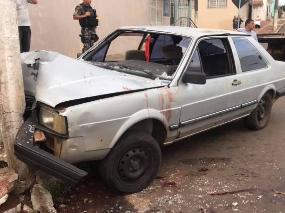 Motorista foge de abordagem da BM e bate veículo em poste, em Cruz Alta - foto 4