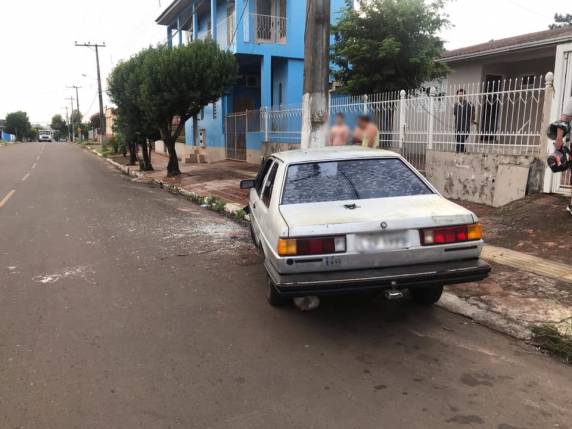 Motorista foge de abordagem da BM e bate veículo em poste, em Cruz Alta - foto 2