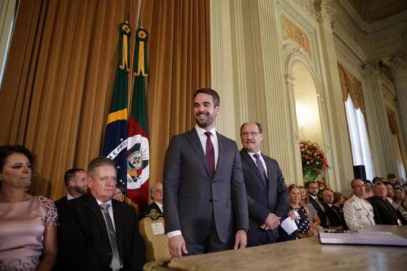Novo governador foi empossado na Assembleia Legislativa e, em seguida, recebeu o cargo de José Ivo Sartori em cerimônia no Palácio Piratini