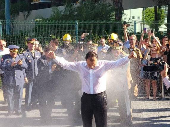 Ato é ritual tradicional do Corpo de Bombeiros. Antes, governador e vice, Daniela Reinehr (PSL), assinaram termo de posse na Alesc