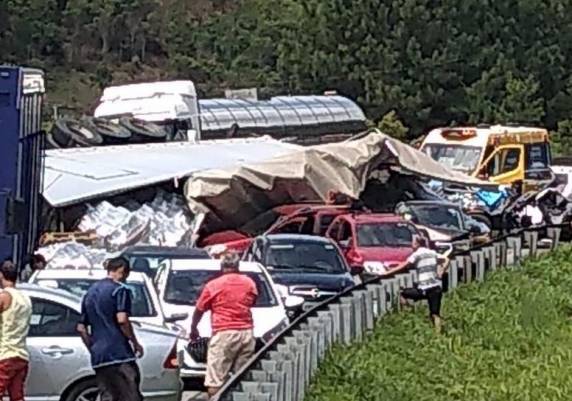 Polícia Rodoviária Federal ainda realiza o atendimento no local