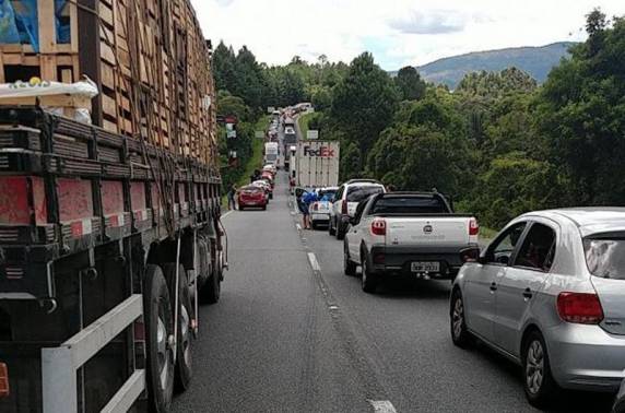 Colisão entre dois caminhões e carros interdita rodovia que liga SC ao PR - foto 3