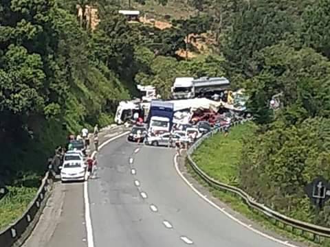 Colisão entre dois caminhões e carros interdita rodovia que liga SC ao PR - foto 2