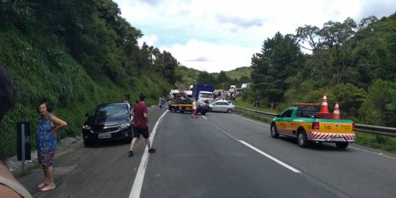 Colisão entre dois caminhões e carros interdita rodovia que liga SC ao PR - foto 4