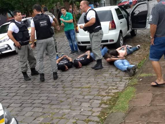 Criminosos usaram roupas da Polícia Civil para atacar loja em Rolante