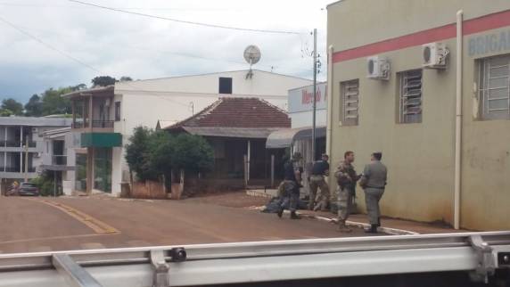 Após oito horas, falso explosivo é retirado de corpo de gerente de banco no norte do RS - foto 3