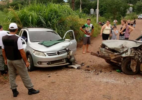 Dois veículos colidiram na localidade de Santa Lúcia