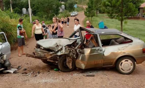 Dois veículos colidiram na localidade de Santa Lúcia