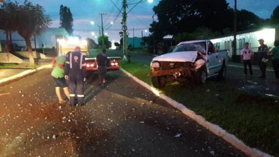 Veículo bate em poste e tomba em avenida de Miraguaí - foto 2