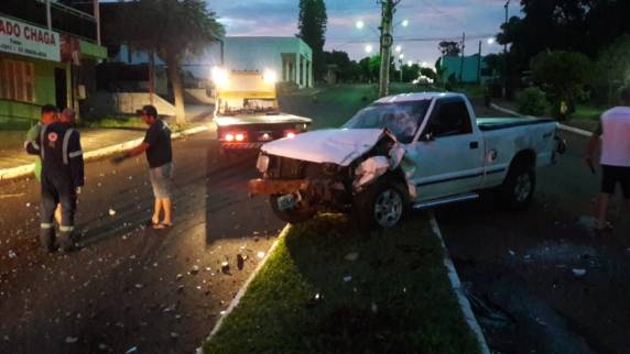 Veículo bate em poste e tomba em avenida de Miraguaí - foto 4