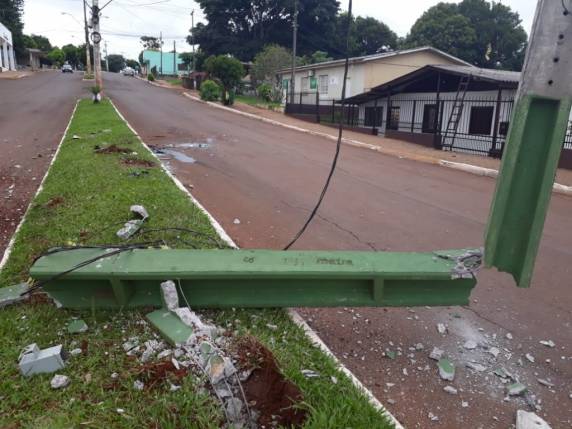 Veículo bate em poste e tomba em avenida de Miraguaí - foto 3
