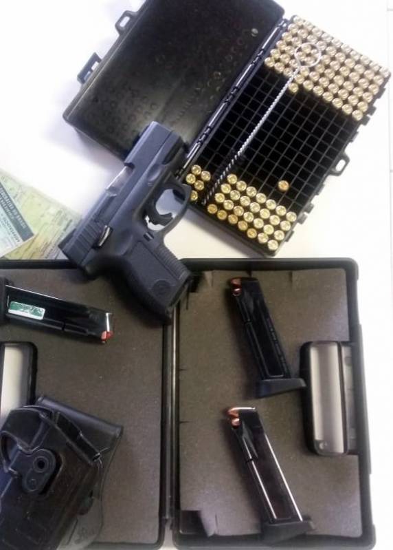 Homem é preso dirigindo carro clonado e por porte ilegal de arma de fogo na BR 101 em Palhoça - foto 2