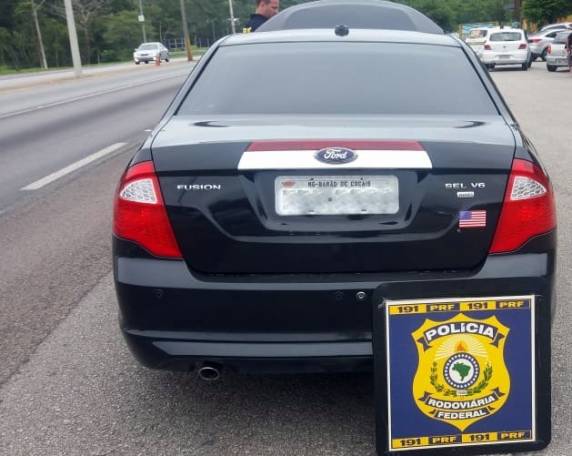 Homem é preso dirigindo carro clonado e por porte ilegal de arma de fogo na BR 101 em Palhoça - foto 3