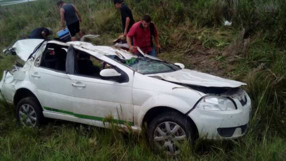 Quatro argentinos ficam feridos em capotamento na BR 290 em Alegrete - foto 4
