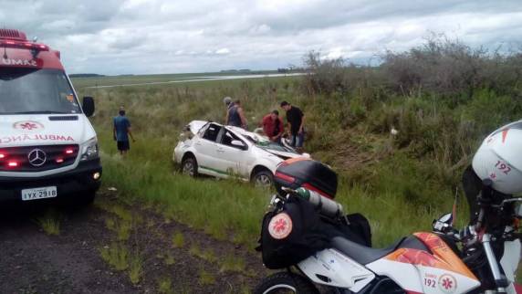 Quatro argentinos ficam feridos em capotamento na BR 290 em Alegrete - foto 3