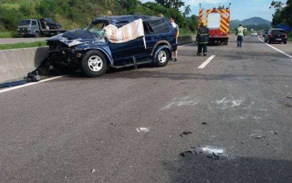 Motorista perdeu o controle do carro, que capotou