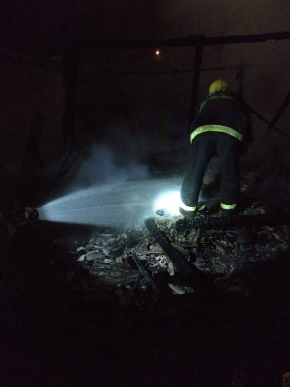 Pai da vítima acionou os bombeiros após verificar que a estrutura da casa estava em chamas