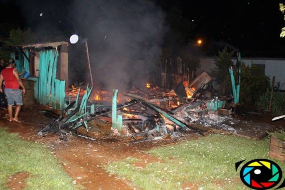 Residência é consumida pelo fogo em Braga - foto 3