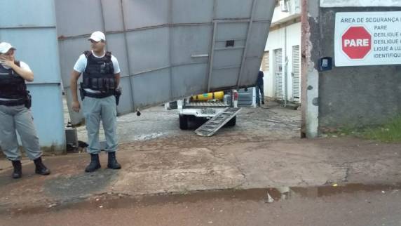 Caminhonete derruba portão do presídio de Passo Fundo e pelo menos 17 detentos fogem - foto 2