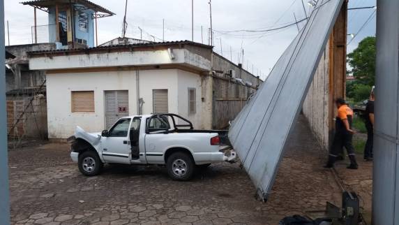 Caminhonete derruba portão do presídio de Passo Fundo e pelo menos 17 detentos fogem - foto 3
