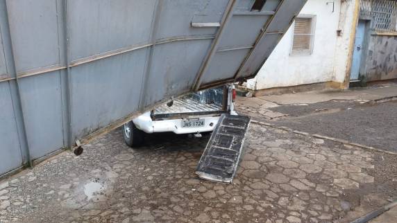Caminhonete derruba portão do presídio de Passo Fundo e pelo menos 17 detentos fogem - foto 4