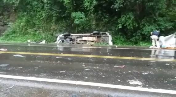 Colisão envolveu uma S-10 e um caminhão na tarde deste domingo (13)