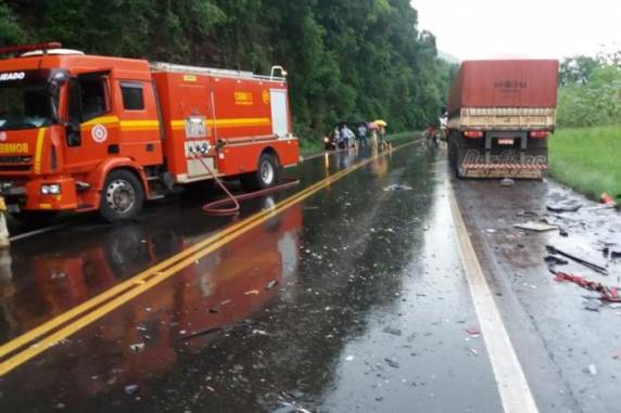 Colisão envolveu uma S-10 e um caminhão na tarde deste domingo