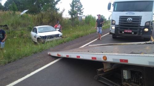 Carro ficou destruído após saída de pista na ERS 207 - foto 2