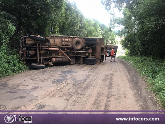Caminhão tomba e deixa motorista ferido na ERS 591 entre FW - Ametista do Sul - foto 4
