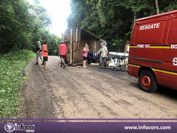Caminhão tomba e deixa motorista ferido na ERS 591 entre FW - Ametista do Sul - foto 5