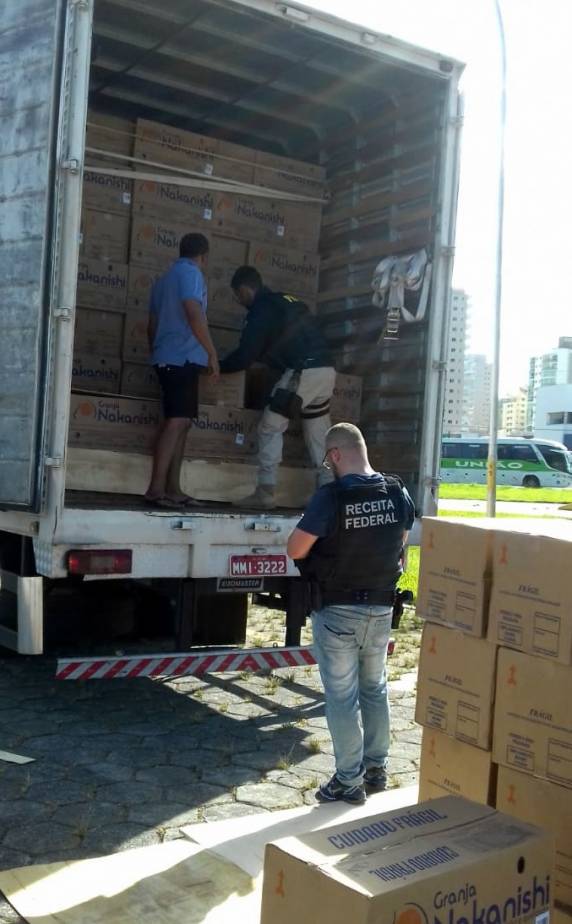 Em duas ações conjuntas, PRF e Receita apreendem 550 mil maços de cigarros contrabandeados na BR 101 - foto 3