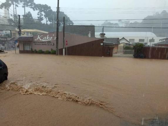 A chuva durou entre 15 e 30 minutos, mas levou Defesa Civil a registrar várias ocorrências de destelhamentos, quedas de árvore e pontos de alagamento