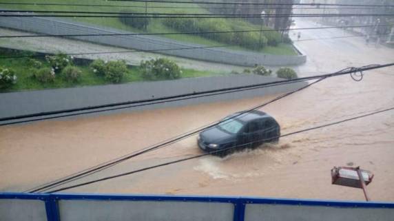 Tempestade e rajadas de vento causam estragos em Joinville e região - foto 3