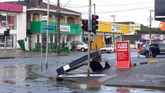Tempestade e rajadas de vento causam estragos em Joinville e região - foto 2