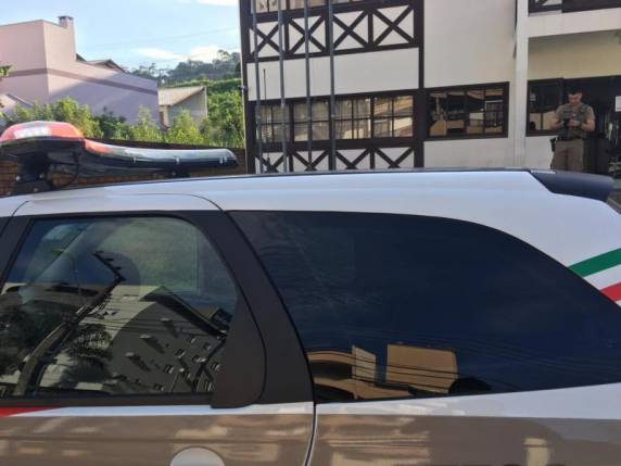 De acordo com a Polícia Civil, agressor já foi preso outras vezes por tentativa de homicídio, assalto, furto e violência doméstica