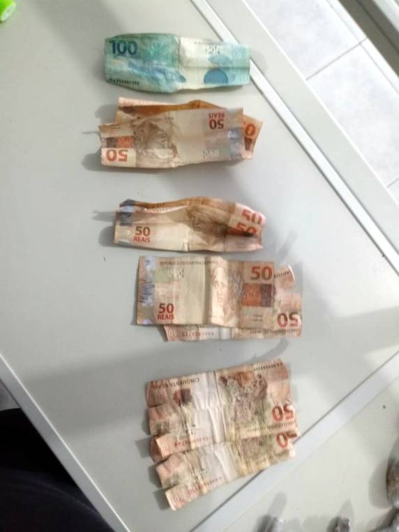 Presos de regime semiaberto são flagrados com maconha, celulares e dinheiro na BR 101 em Tubarão - foto 4