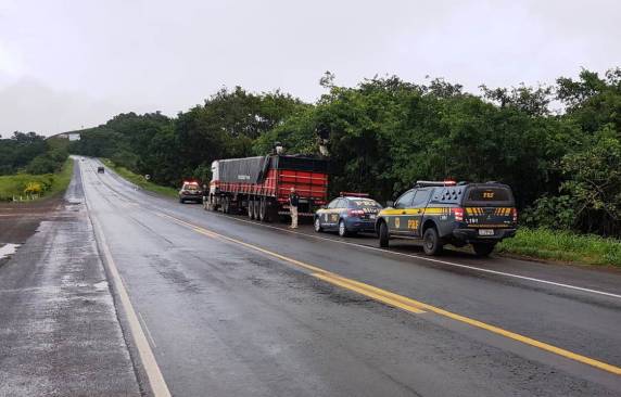 PRF flagra carreta com R$ 2 milhões em cigarros contrabandeados na BR 282 em São Miguel do Oeste - foto 4
