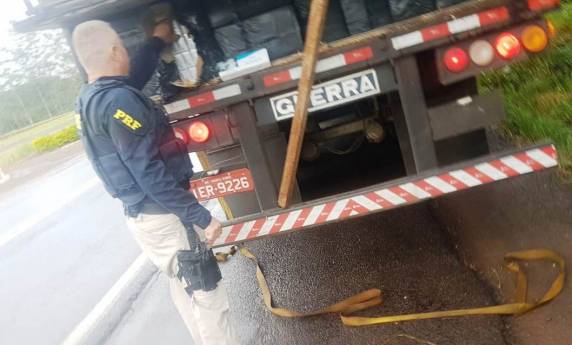 PRF flagra carreta com R$ 2 milhões em cigarros contrabandeados na BR 282 em São Miguel do Oeste - foto 3