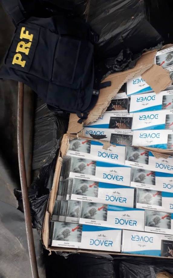 PRF flagra carreta com R$ 2 milhões em cigarros contrabandeados na BR 282 em São Miguel do Oeste - foto 2
