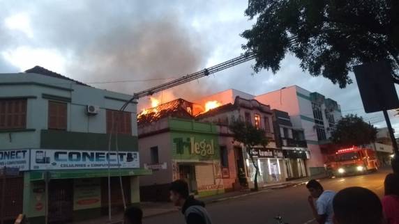 Incêndio no Hotel Brasil acaba consumindo loja de material elétrico em Santo Ângelo - foto 3
